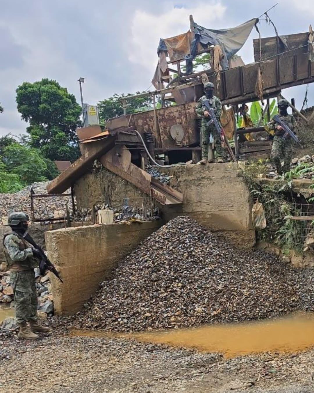 Milirtares en campamento minero en Ponce Enriquez