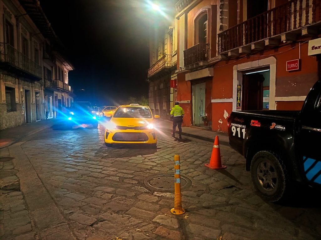 La EMOV realizó un operativo en el Centro Histórico de Cuenca. Foto: EMOV EP