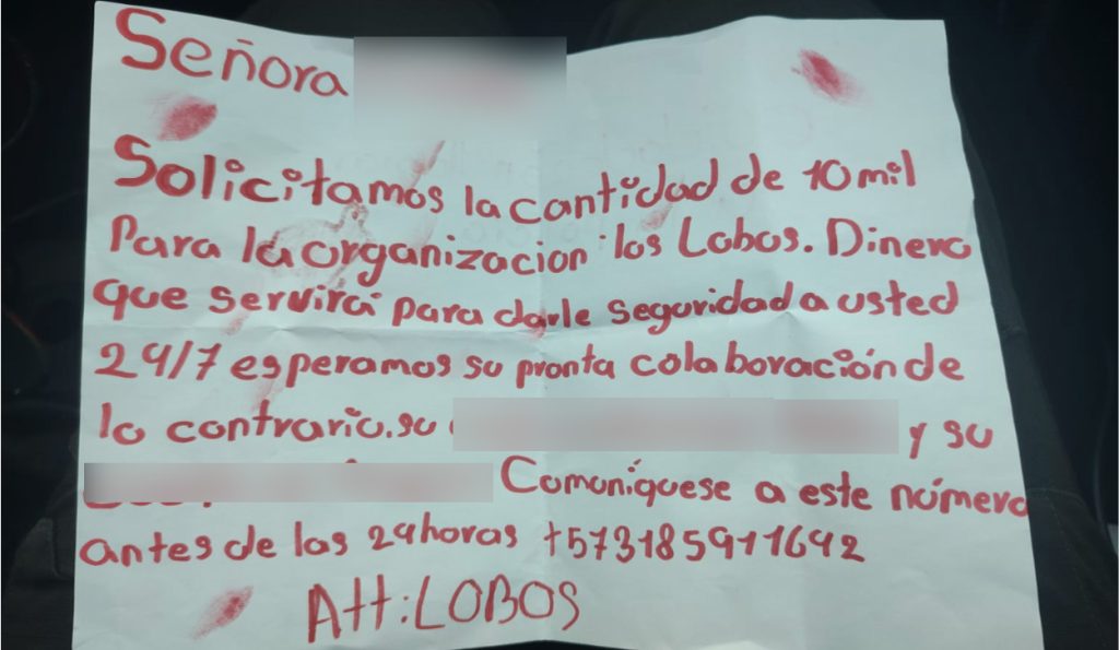 Policía especializada investiga un presunto panfleto entregado en un sector rural de Cuenca. /Cortesía