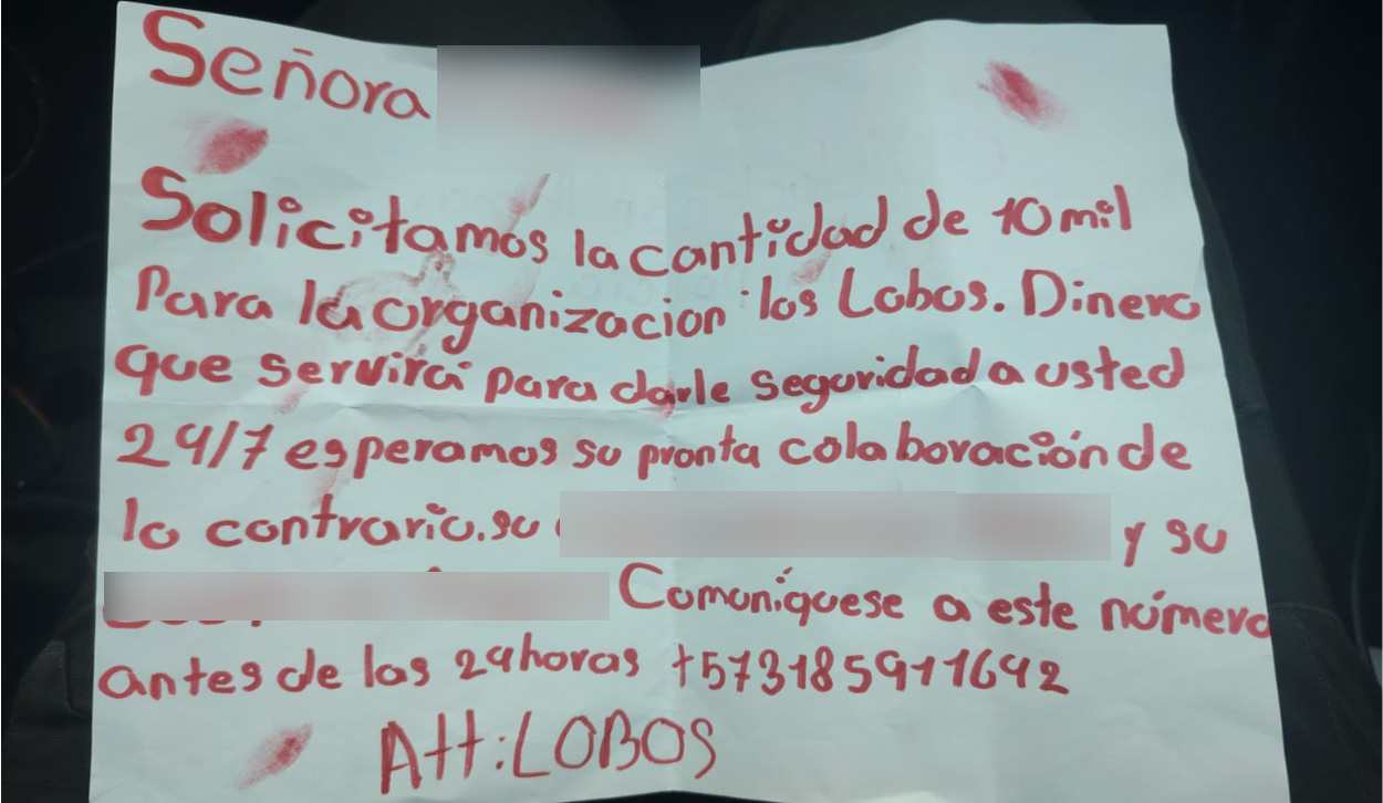 Policía especializada investiga un presunto panfleto entregado en un sector rural de Cuenca. /Cortesía