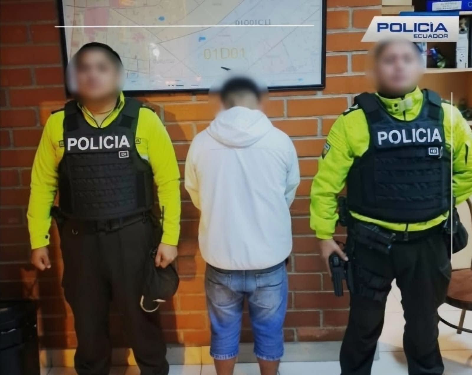 La Policía Nacional aisló en Cuenca al adolescente que tenía en su poder droga. Foto: PN