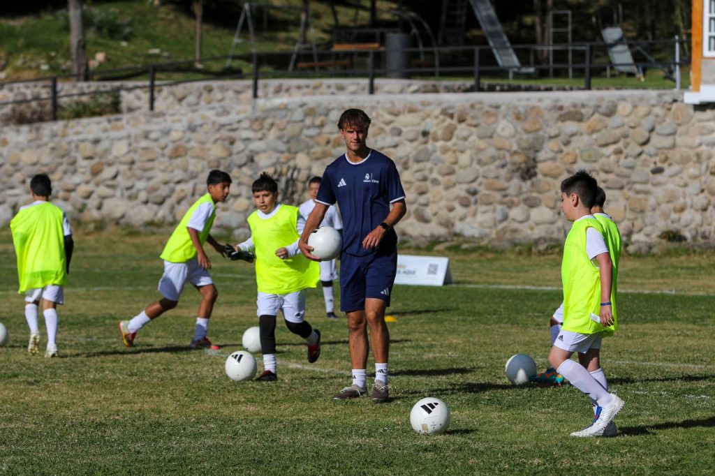 Entrenamiento de la Fundación Real Madrid en Cuenca. Foto: El Mercurio
