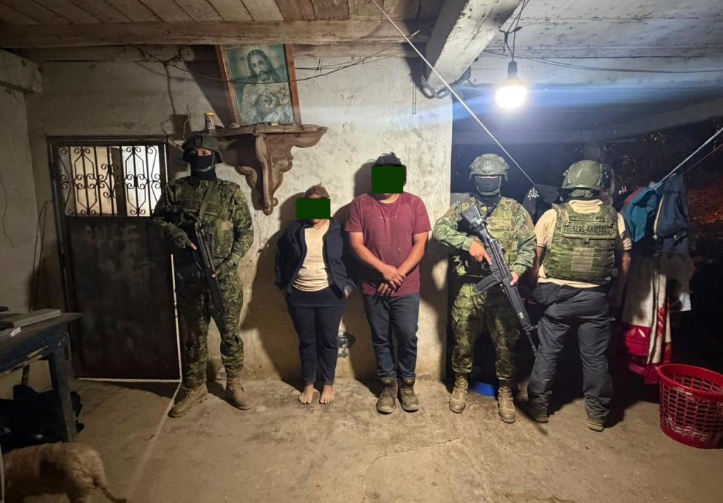 Militares rescataron a dos personas presuntamente secuestradas en Portovelo, en El Oro. /Cortesía