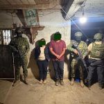 Militares rescataron a dos personas presuntamente secuestradas en Portovelo, en El Oro. /Cortesía