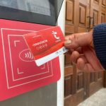 Las tarjetas del tranvía, una vez adquiridas, deben ser personalizadas. Foto: El Mercurio