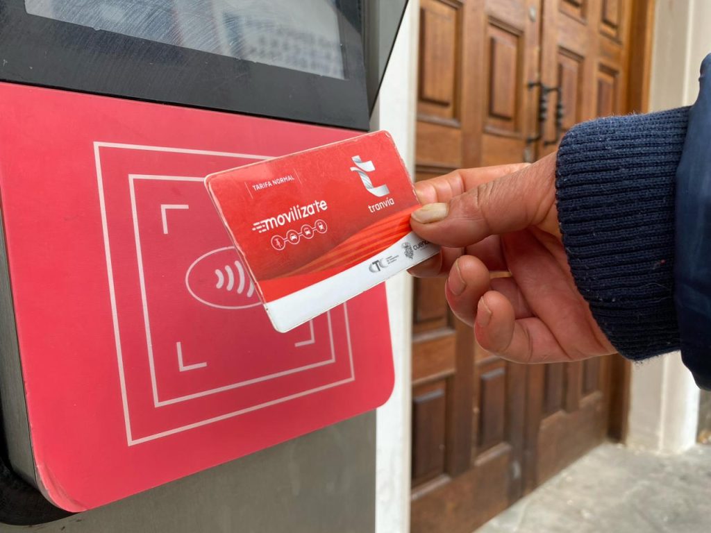 Las tarjetas del tranvía, una vez adquiridas, deben ser personalizadas. Foto: El Mercurio