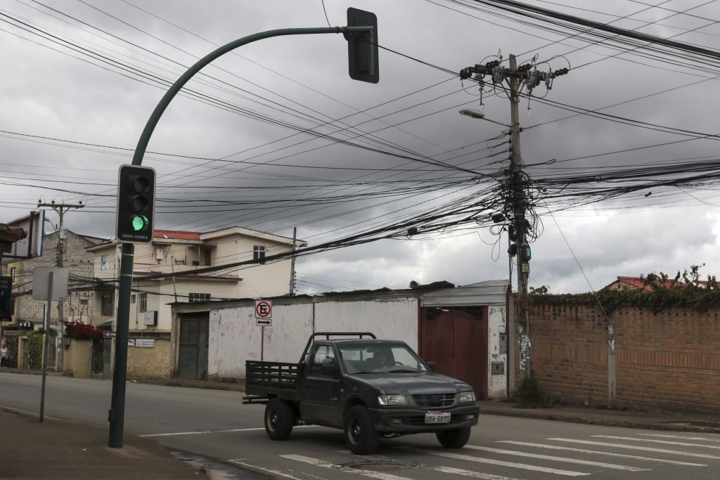 Por la falta de control y orden, en los postes de Cuenca se ven docenas de cables amontonados. Foto: El Mercurio