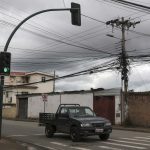 Por la falta de control y orden, en los postes de Cuenca se ven docenas de cables amontonados. Foto: El Mercurio