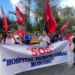 Un grupo de ciudadanos protagonizaron un plantón frente a la Gobernación del Azuay, en Cuenca, para mostrar su descontento frente a las acciones del Gobierno de Daniel Noboa. /Xavier Caivinagua