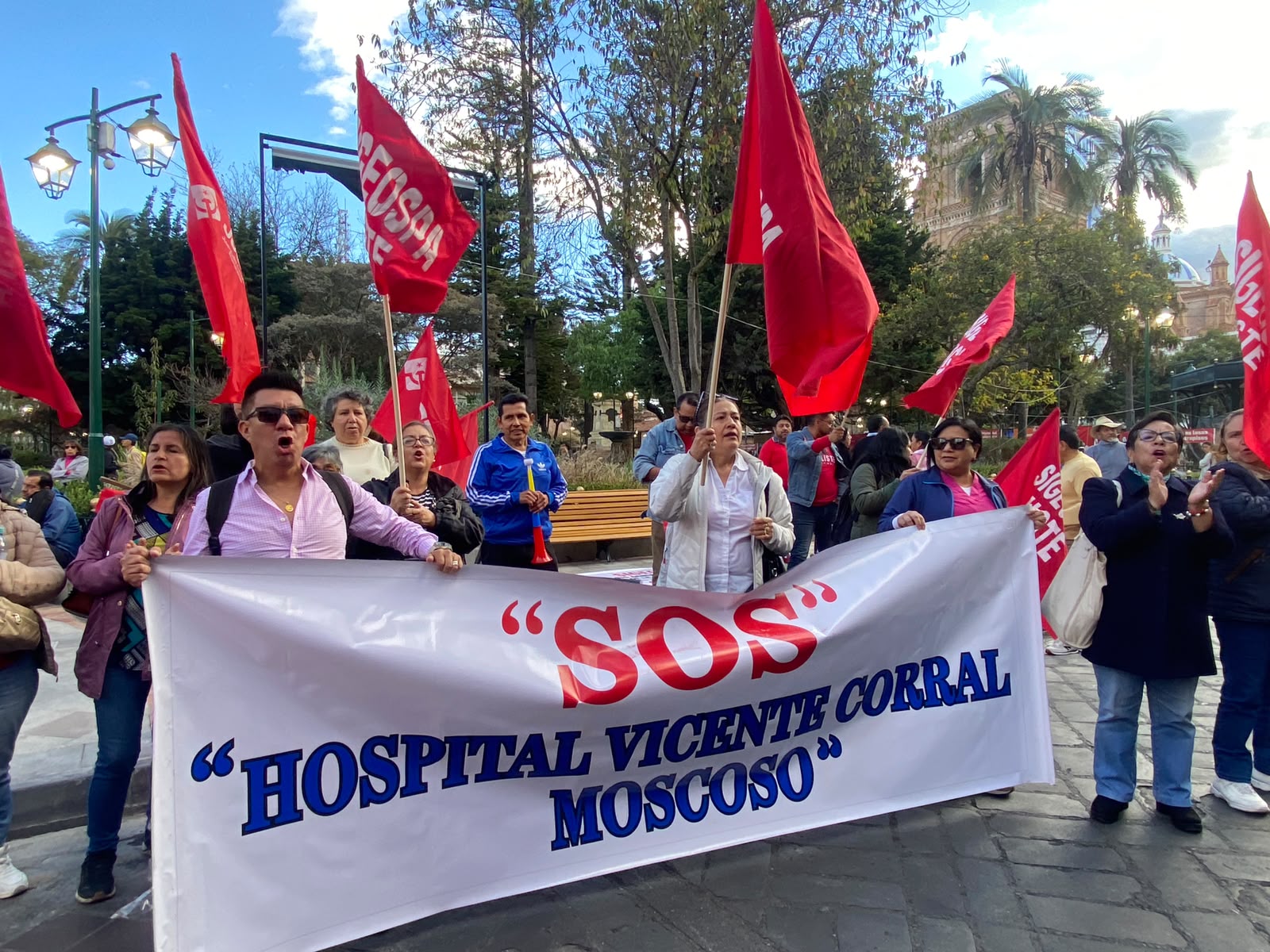 Un grupo de ciudadanos protagonizaron un plantón frente a la Gobernación del Azuay, en Cuenca, para mostrar su descontento frente a las acciones del Gobierno de Daniel Noboa. /Xavier Caivinagua
