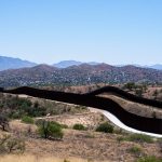Muros que dividen Nogales, en el sur de Arizona, y Heróica Nogales, México. Foto: Andrés Mazza para El Mercurio