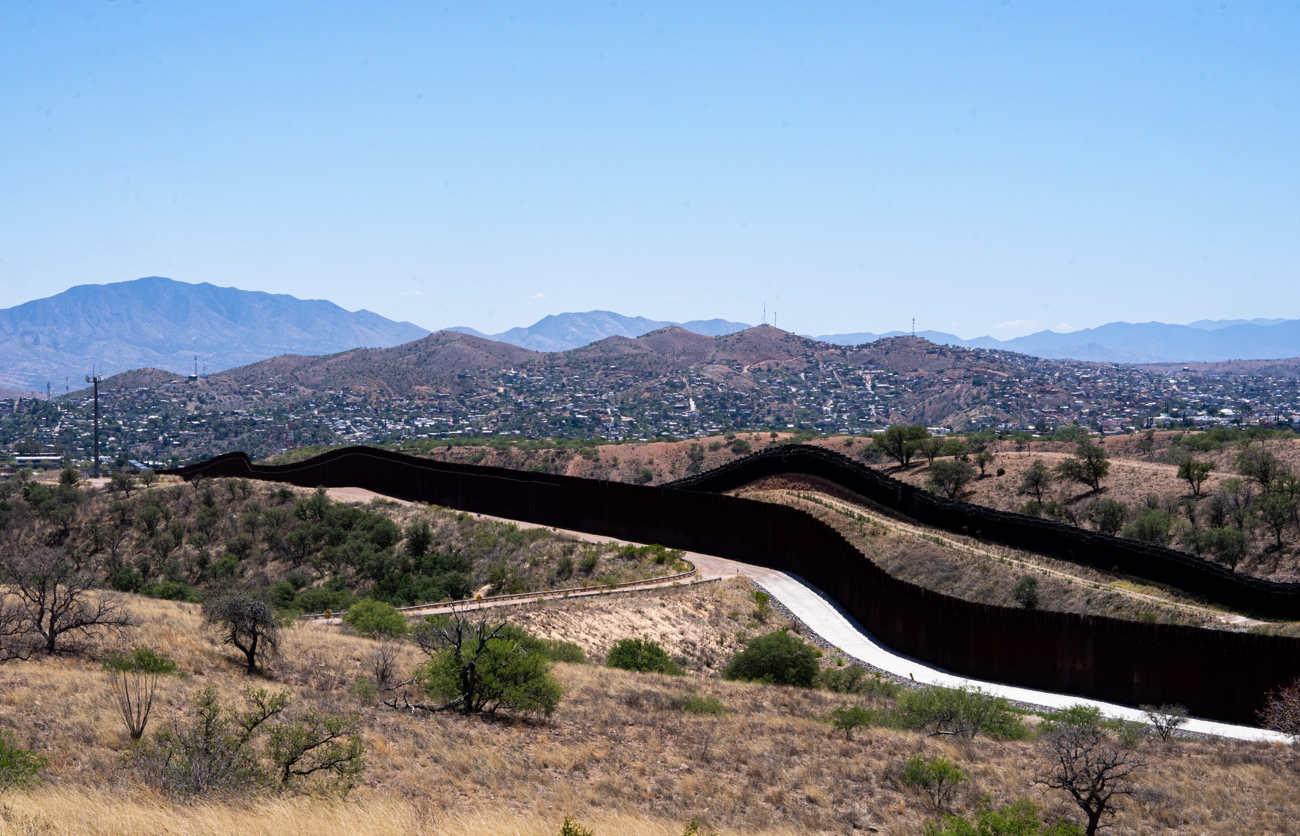 Muros que dividen Nogales, en el sur de Arizona, y Heróica Nogales, México. Foto: Andrés Mazza para El Mercurio