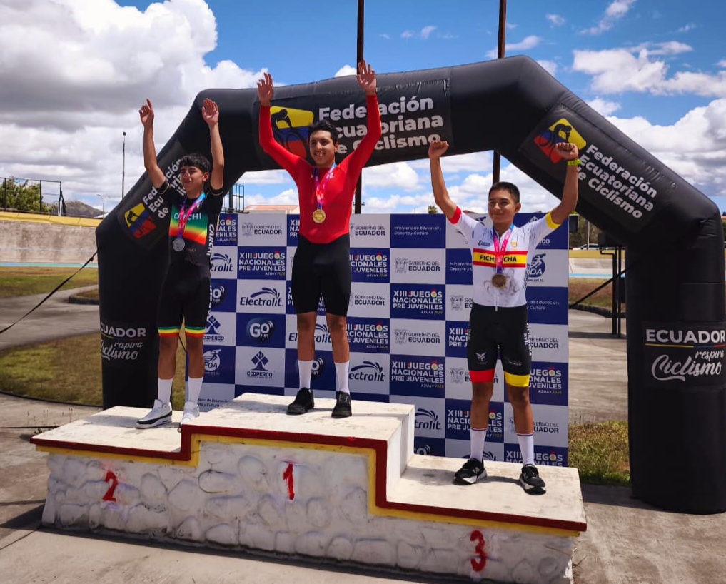 Mathias Anrango celebra la medalla de oro conseguida en la carrera a los puntos, durante la tercera jornada del ciclismo de pista. /Cortesía