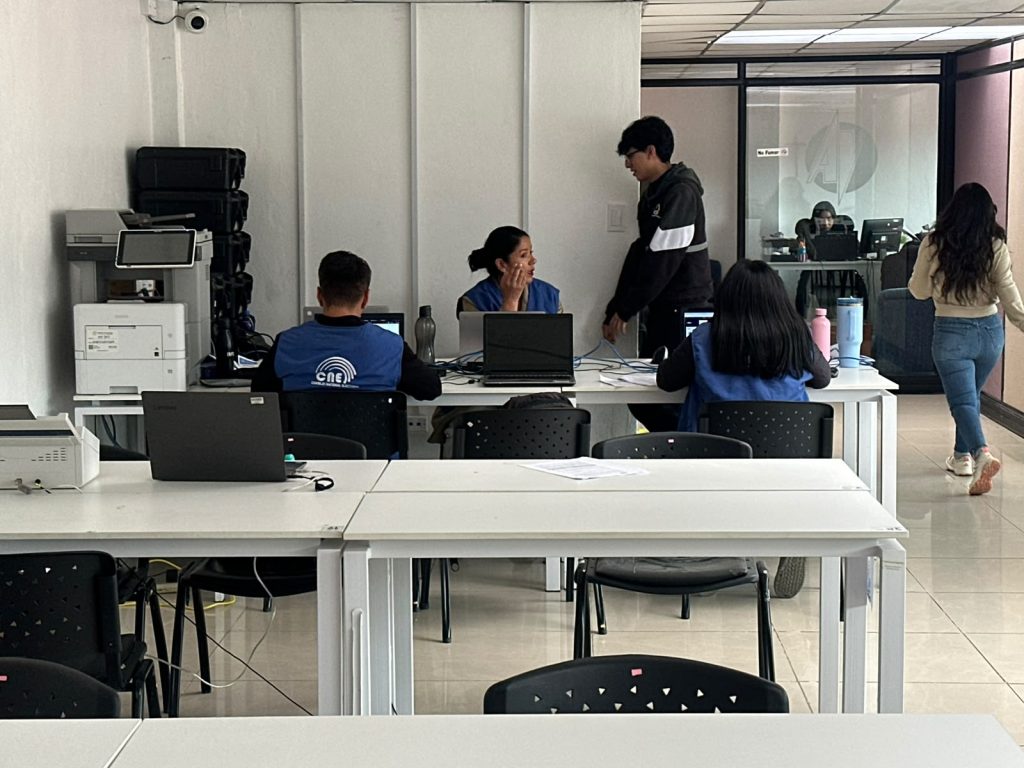En el Centro de Procesamiento Electoral (CPE) de Azuay hay mesas de apoyo para la inscripción de candidatos.