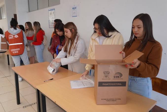 En el exterior los ecuatorianos pueden integrar las mesas electorales de forma voluntaria.