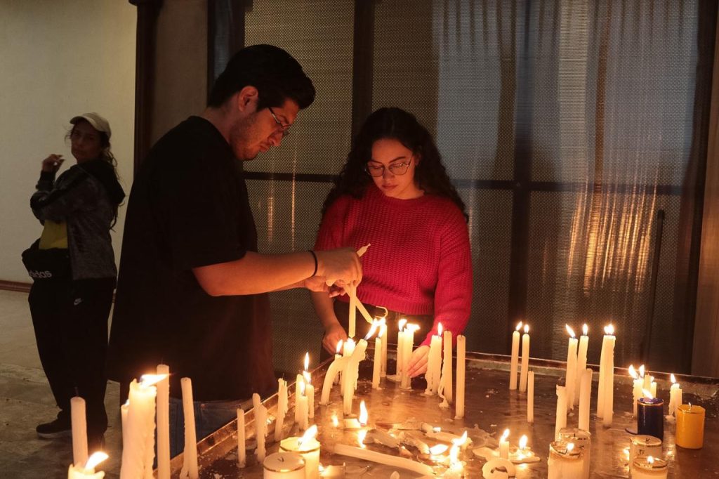 Los jóvenes fueron parte de las personas que llegaron hasta la Catedral de Loja. Foto: El Mercurio