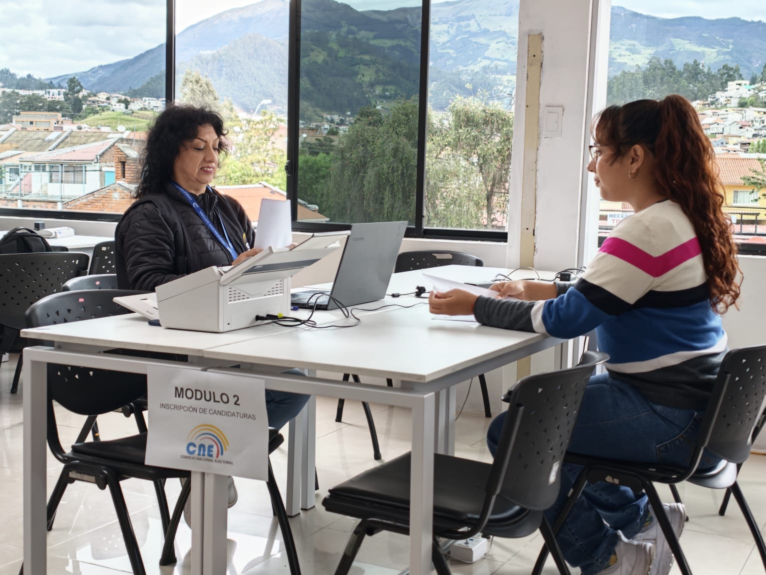 CNE Azuay instaló mesas de asistencia técnica para guiar a las organizaciones políticas.