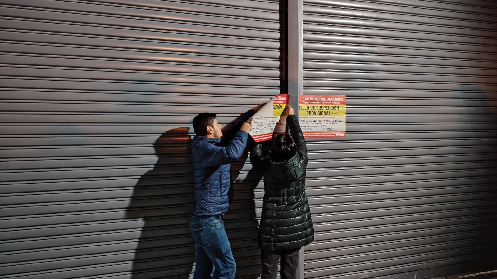 Entidades públicas clausuraron un local de ventas que no tenía permisos de funcionamiento cerca del reciento ferial El Arenal. /Cortesía