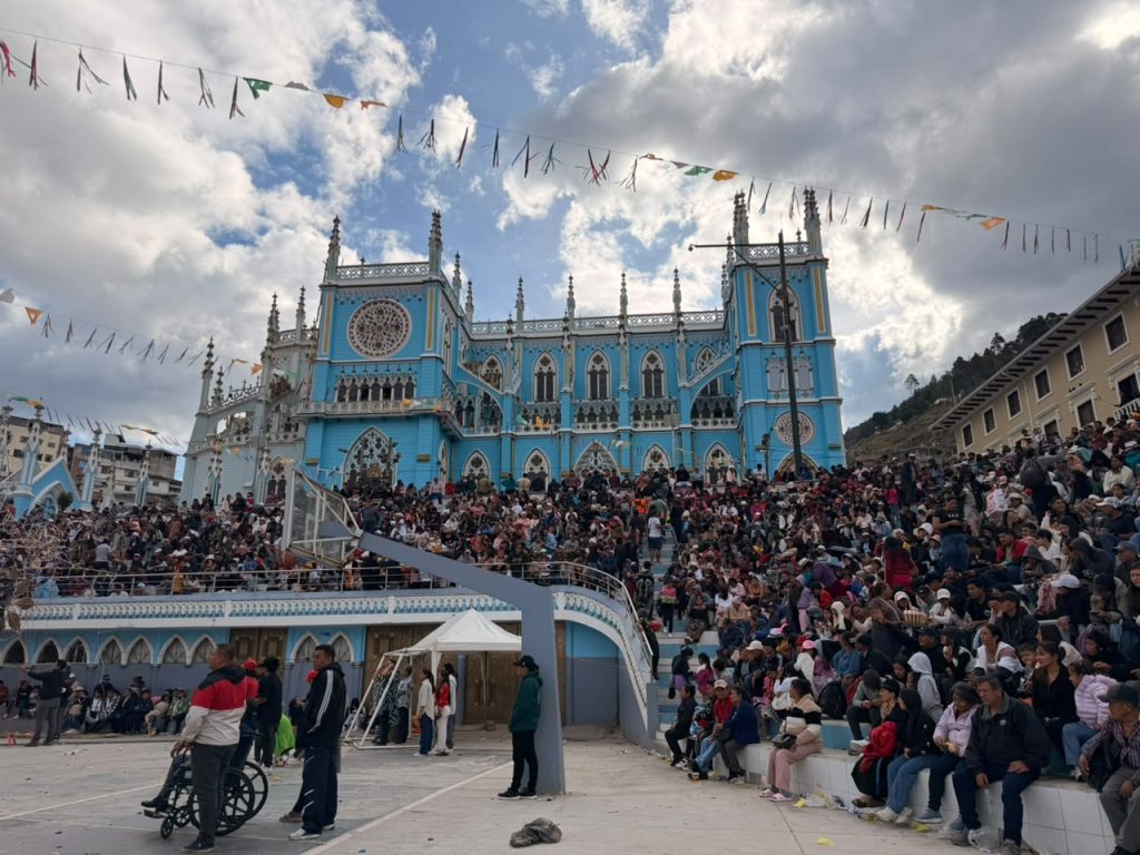 Cientos de personas se reunieron fuera del Santuario de El Cisne el 14 de agosto. Foto: El Mercurio