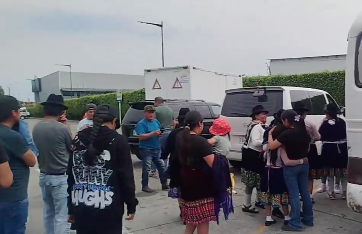 Familiares de la niña y el joven recibieron sus restos mortales en el aeropuerto de Guayaquil. /Cortesía