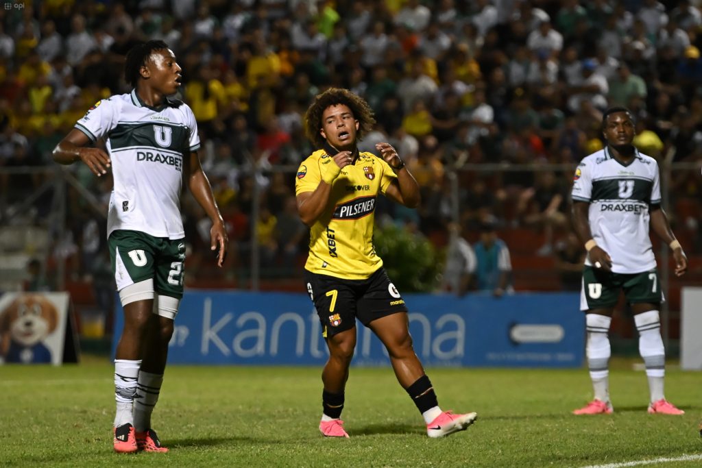 Erick Mendoza en el partido entre Barcelona y Liga de Portoviejo. Foto: API