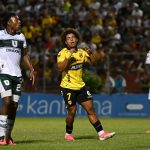 Erick Mendoza en el partido entre Barcelona y Liga de Portoviejo. Foto: API