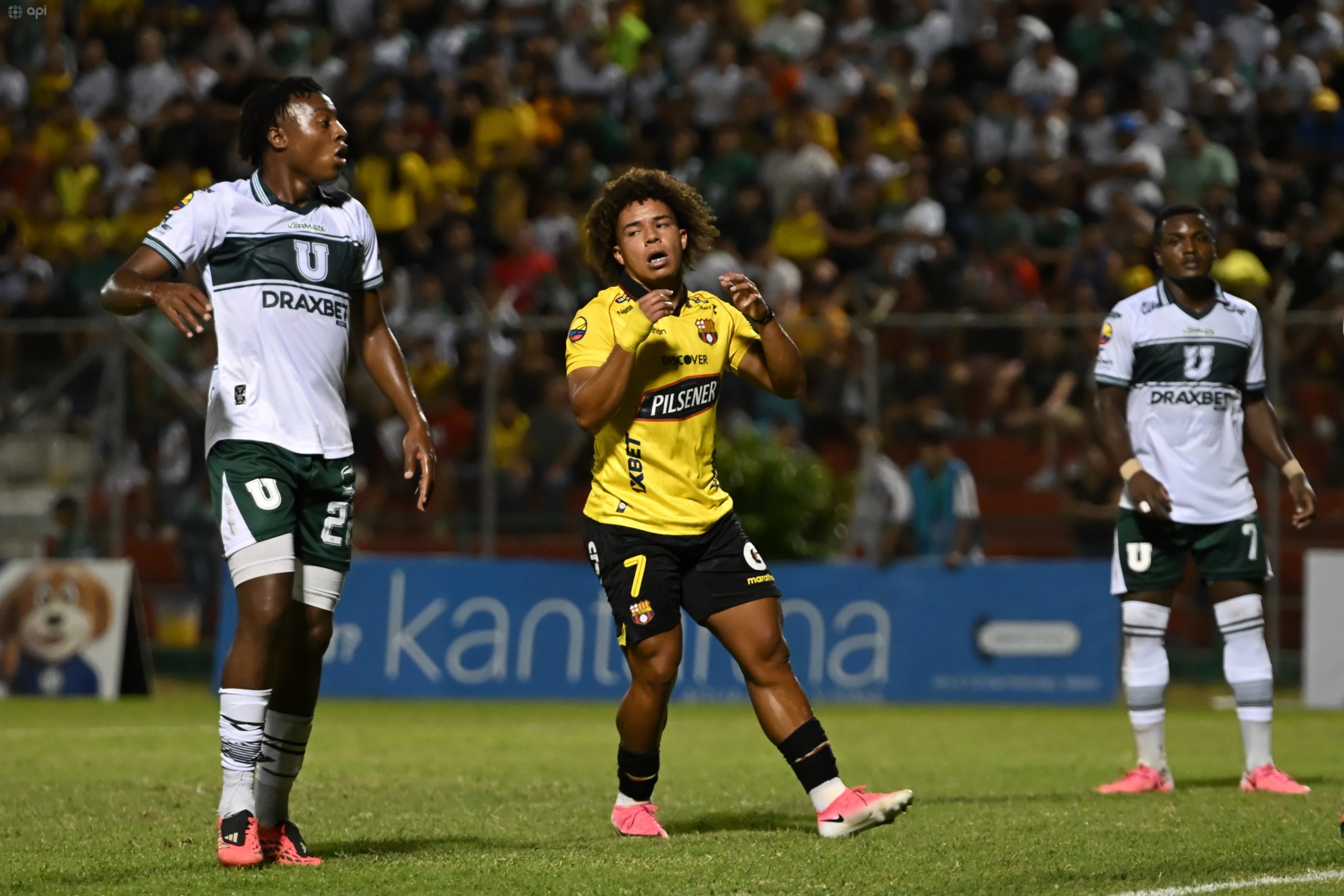 Erick Mendoza en el partido entre Barcelona y Liga de Portoviejo. Foto: API