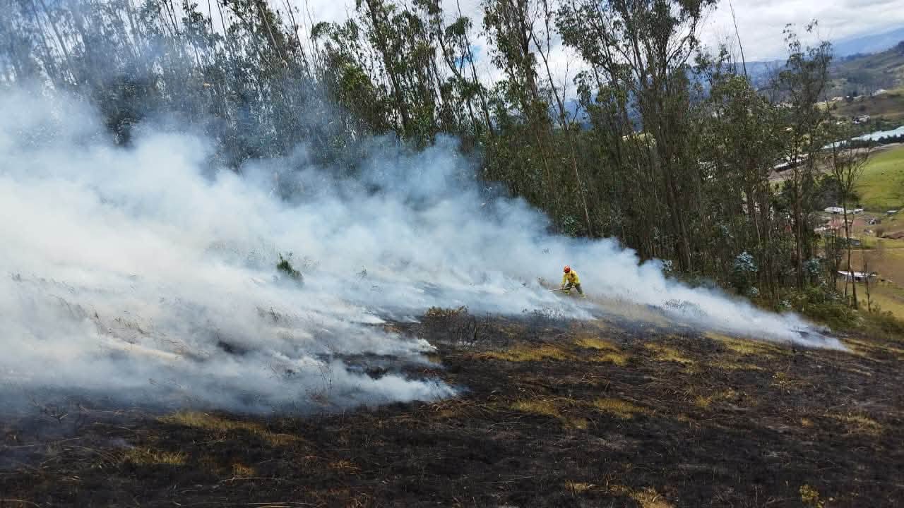 Personal del Cuerpo de Bomberos de Cuenca combatió un grave incendio forestal en Francés Urco, parroquia Tarqui. /Cortesía