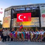 Las agrupaciones cuencanas Llactapi Jatarishu y Takiri Ecuador recibieron un reconocimiento especial en la 27 edición del Festival Internacional Büyükçekmece, en Estambul. /Cortesía