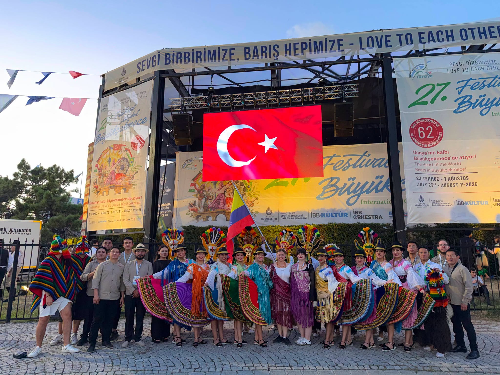 Las agrupaciones cuencanas Llactapi Jatarishu y Takiri Ecuador recibieron un reconocimiento especial en la 27 edición del Festival Internacional Büyükçekmece, en Estambul. /Cortesía