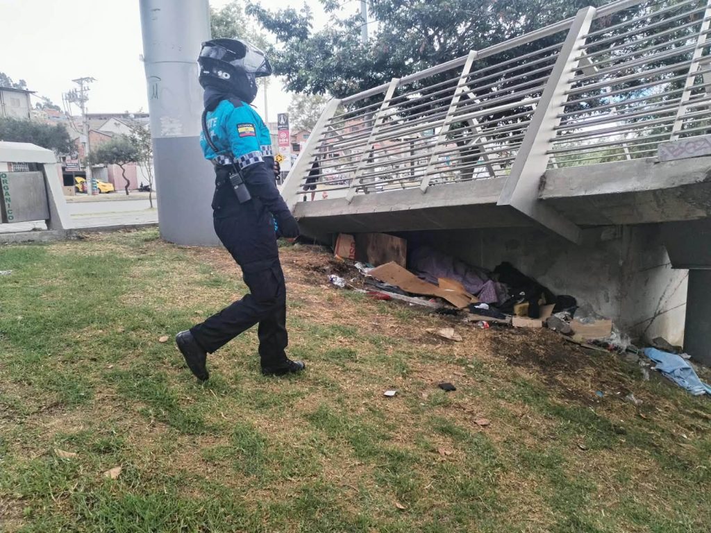 Agentes de control de la Guardia Municipal Ciudadana retiró personas que dormían bajo puentes en Cuenca y les recomendaron acudir a casas de acogida, pero se negaron a recibir la asistencia. /Cortesía