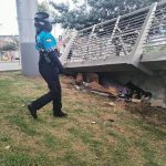 Agentes de control de la Guardia Municipal Ciudadana retiró personas que dormían bajo puentes en Cuenca y les recomendaron acudir a casas de acogida, pero se negaron a recibir la asistencia. /Cortesía