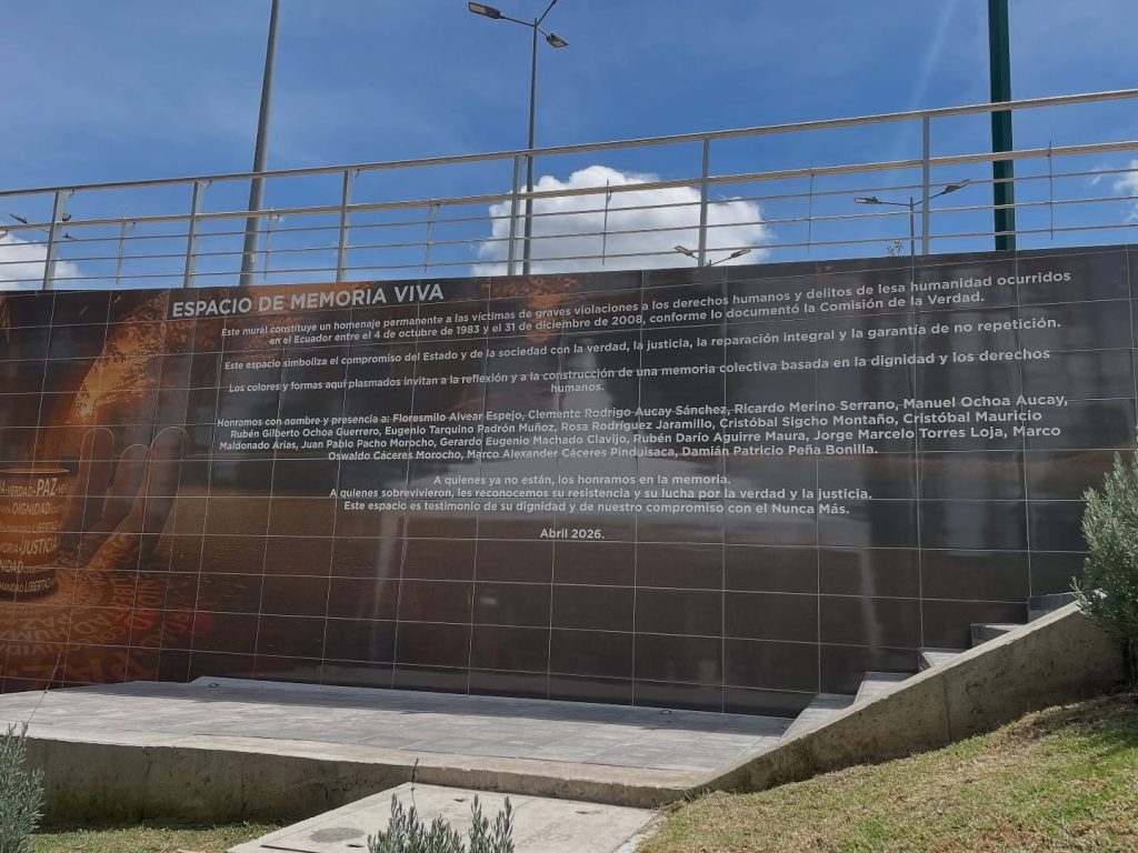 El mural en memoria de los fallecidos en circunstancias aún no esclarecidas se develó en el parque El Arco de Cuenca. /Cortesía