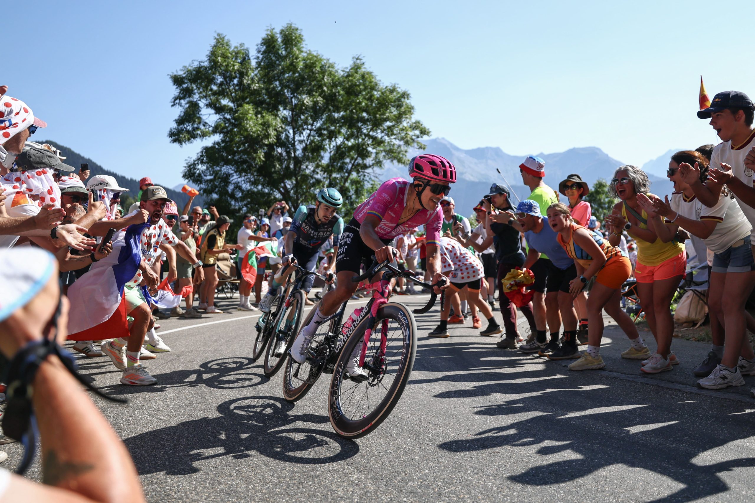 Richard Carapaz sigue escalando puesto en La Vuelta 2026. Foto: AFP