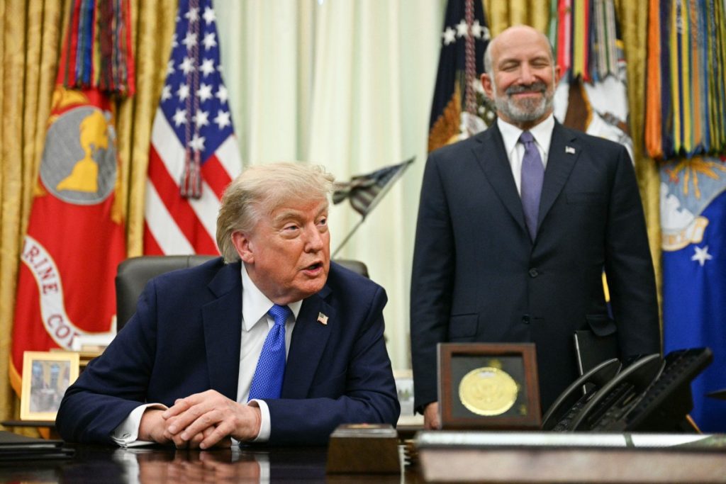 Donald Trump firmó un decreto para evitar que las mujeres que estén embarazadas lleguen a Estados Unidos a dar a luz. Foto: AFP