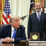 Donald Trump firmó un decreto para evitar que las mujeres que estén embarazadas lleguen a Estados Unidos a dar a luz. Foto: AFP