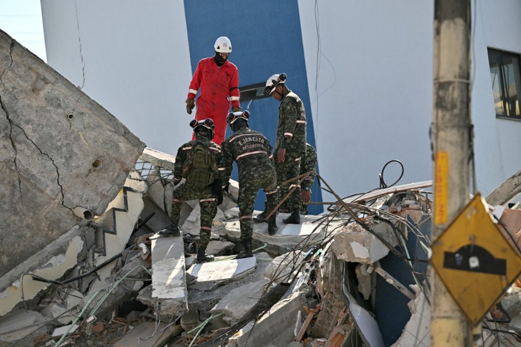 Rescatistas buscan a sobrevivientes del terremoto en Colombia. Foto: AFP