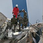 Rescatistas buscan a sobrevivientes del terremoto en Colombia. Foto: AFP
