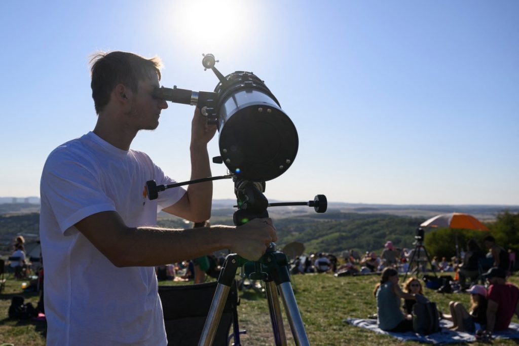 Miles de personas esperan observar el eclipse en Europa. Foto: AFP