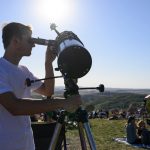 Miles de personas esperan observar el eclipse en Europa. Foto: AFP