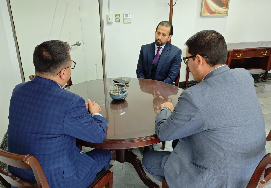 El nuevo director provincial de la Judicatura en Azuay, Lenin Fernando Ramírez (c), asumió sus funciones. /Cortesía