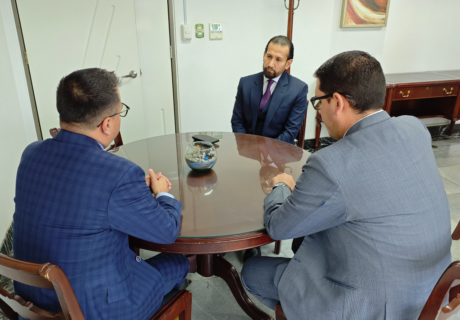 El nuevo director provincial de la Judicatura en Azuay, Lenin Fernando Ramírez (c), asumió sus funciones. /Cortesía
