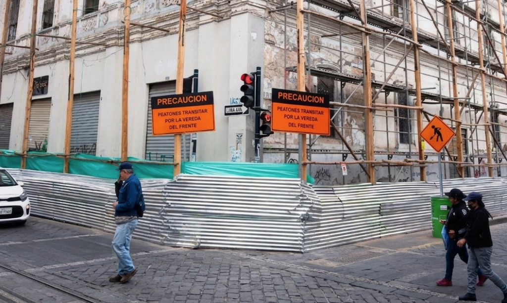 El paso peatonal por las veredas que rodean al edificio del antiguo colegio Febres Cordero está restringido. /Cortesía