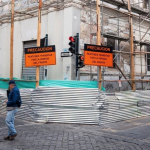 El paso peatonal por las veredas que rodean al edificio del antiguo colegio Febres Cordero está restringido. /Cortesía