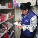 Personal del Arcsa, apoyado de otras entidades, clausuraron cinco farmacias en Azogues por distintas irregularidades. /Foto Arcsa