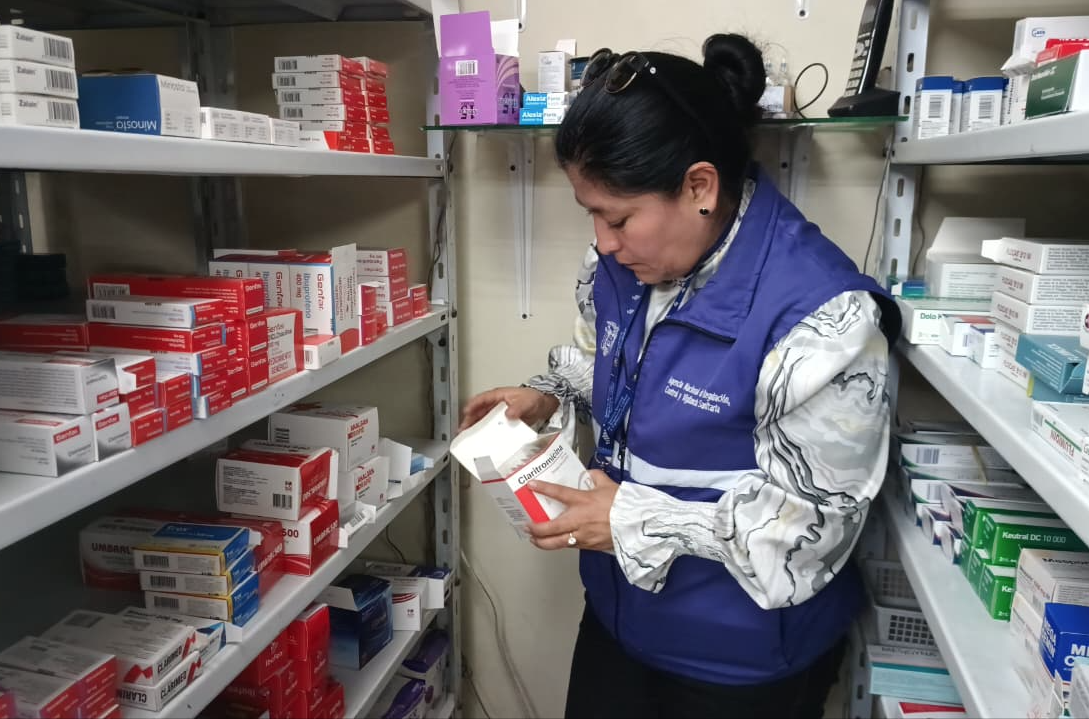 Personal del Arcsa, apoyado de otras entidades, clausuraron cinco farmacias en Azogues por distintas irregularidades. /Foto Arcsa