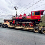 La locomotora es transportada a bordo de una plataforma desde Durán hasta Cuenca. /Cortesía