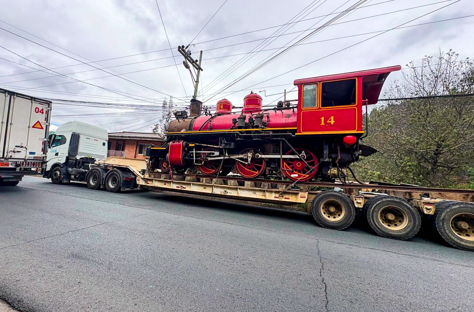 La locomotora es transportada a bordo de una plataforma desde Durán hasta Cuenca. /Cortesía