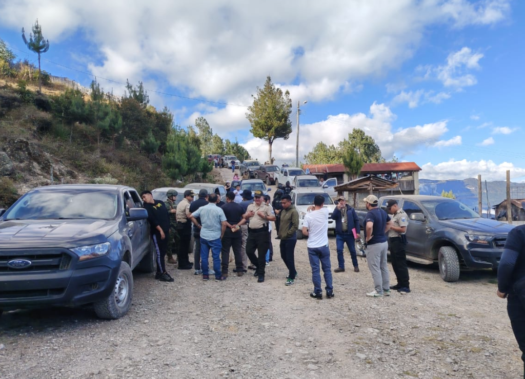 Personal policial y agentes de las unidades especializadas durante el proceso de levantamiento de los ocho cadáveres. /Cortesía
