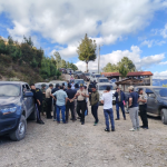 Personal policial y agentes de las unidades especializadas durante el proceso de levantamiento de los ocho cadáveres. /Cortesía